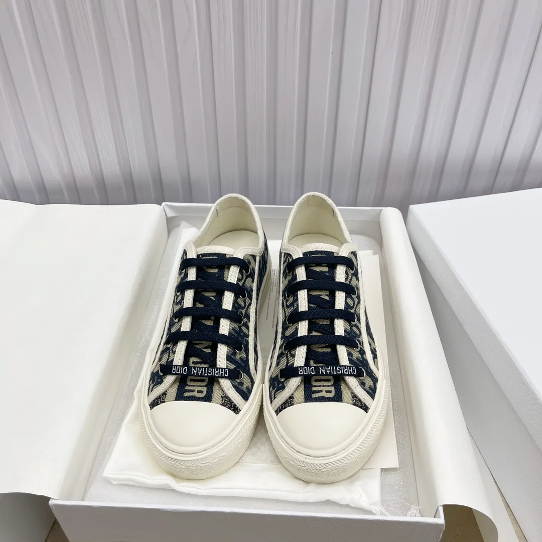 👟👟Ex-factory price 520👟👟 High version in stock, Dior (Dior) flat sneakers are fully embroidered with iconic patterns, ready in stock High quality Dior (Dior) flat sneakers are fully embroidered with iconic patterns👟👟 ♦️Top quality in the market🎗Breaking hot item in foreign counters🎗Non-common imitation version in the market🎗🔳The fabric is made of Italian🇮🇹imported fabrics❗️Embroidered upper, original mold injection Logo frosted five-pointed star outsole🔳Inside imported lambskin+high elasticity Injection molding mold Logo foam feet Size number: 35 to 42 (42 customized)